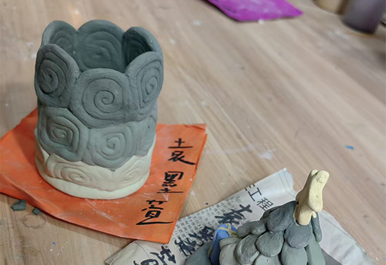 指尖生趣，金秋成诗——美术教培里的菠萝屋与笔筒时光