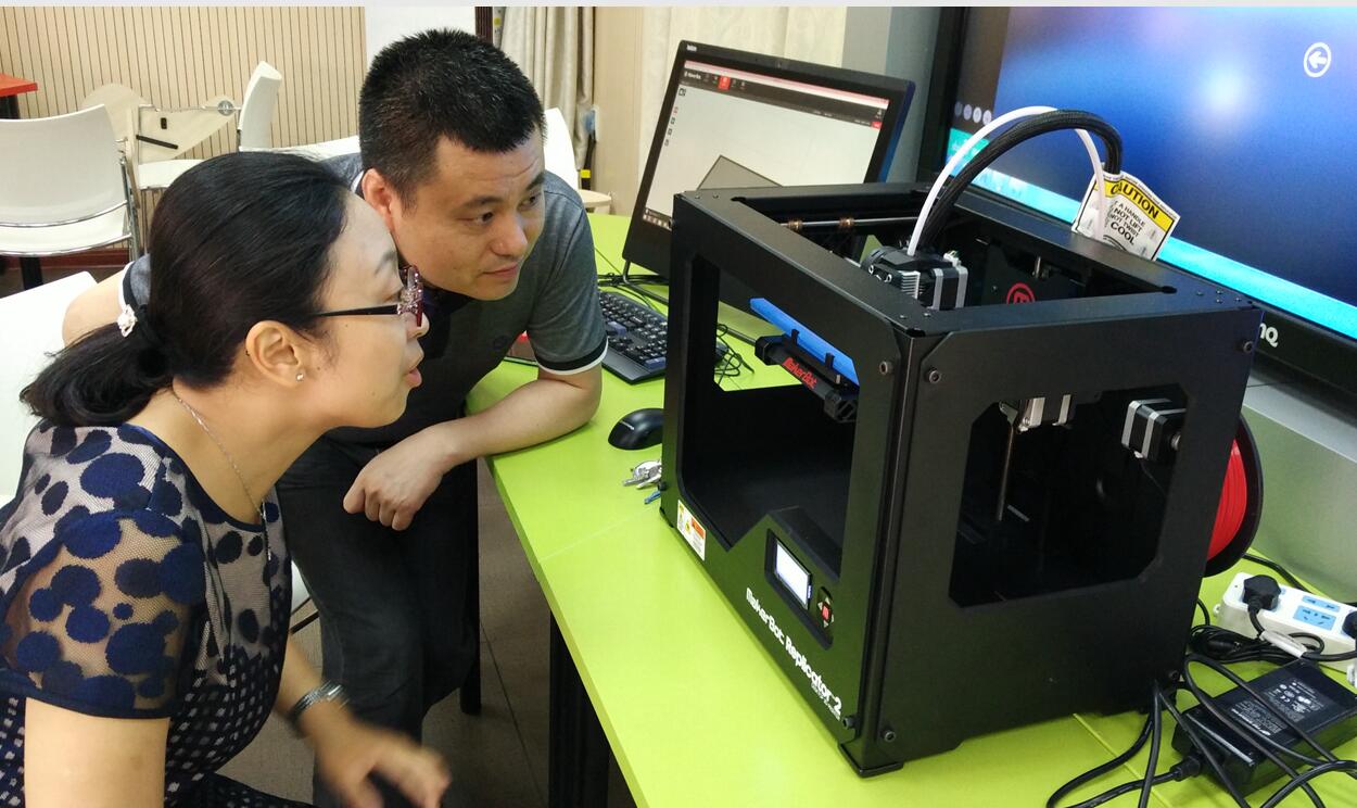 Information technology teaching and research staff from Wuhan and Hongshan district to guide the int